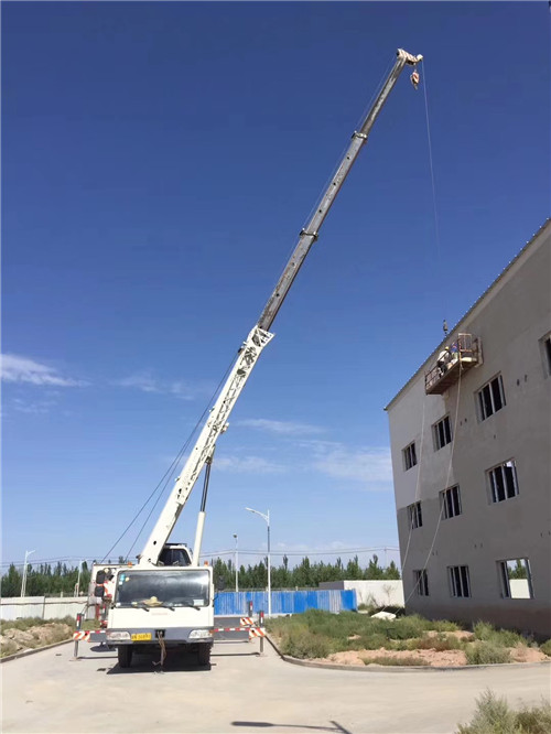 浦东新区“轻装强干”—— 吊车的 “轻量化臂架” 技术